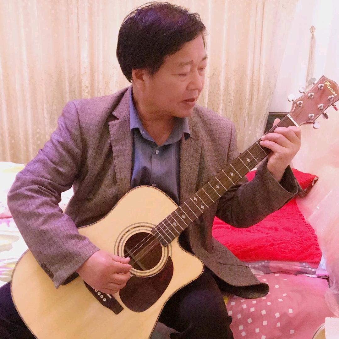 爱唱歌的中年大叔
