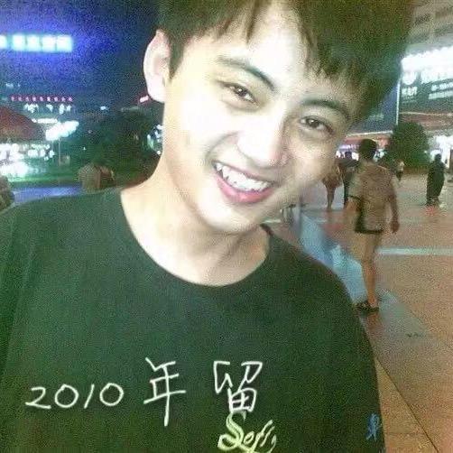 小丁学长超爱吃