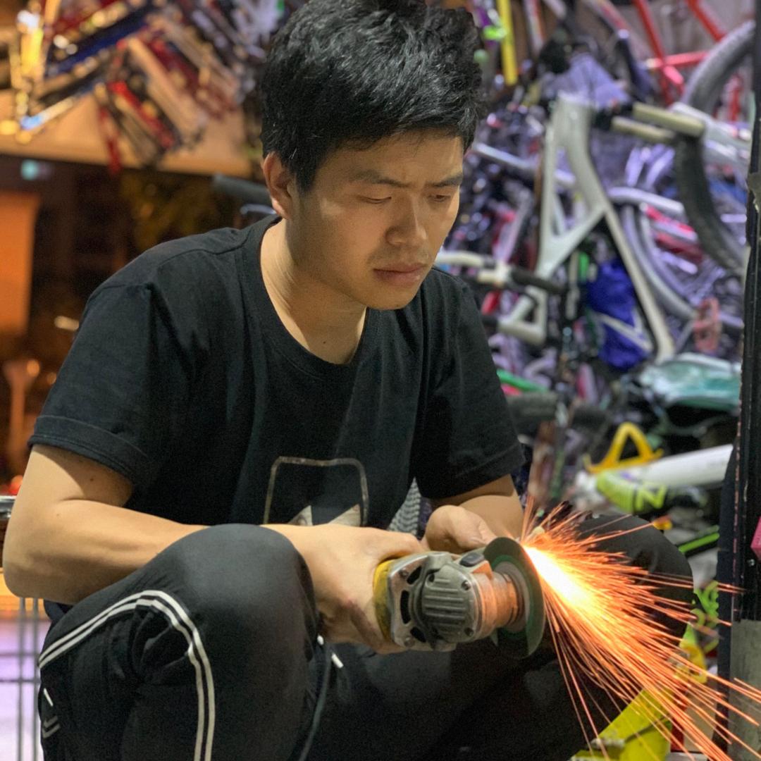 老三学骑自行车