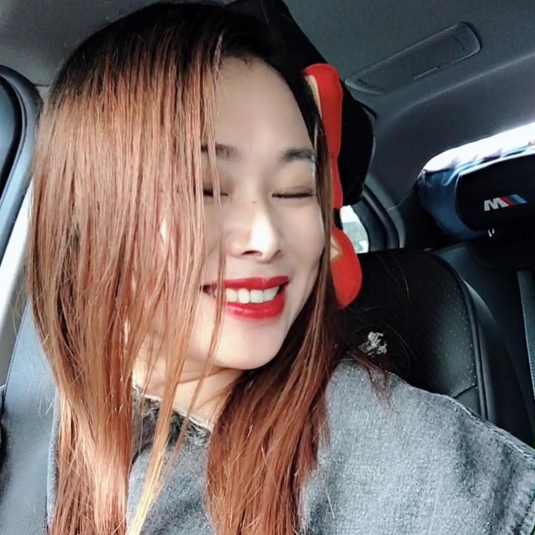 傻奶奶：是蓝色妖姬😘
