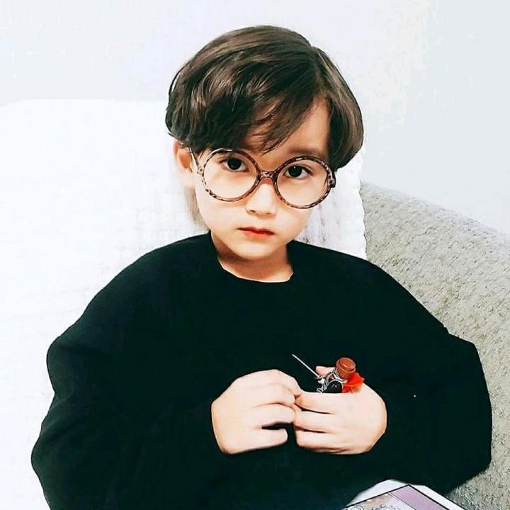 手插裤兜叼着烟