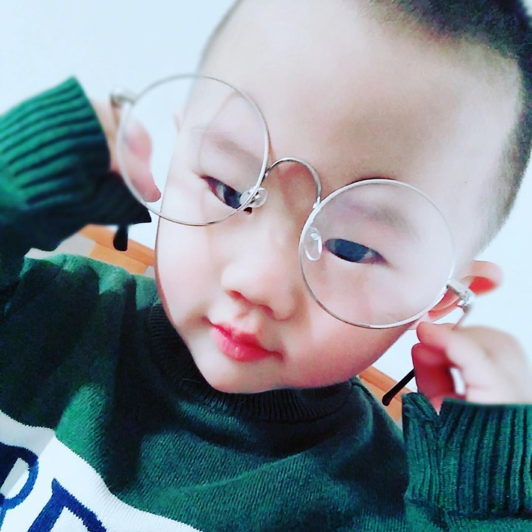 爱看奥特曼的小男孩