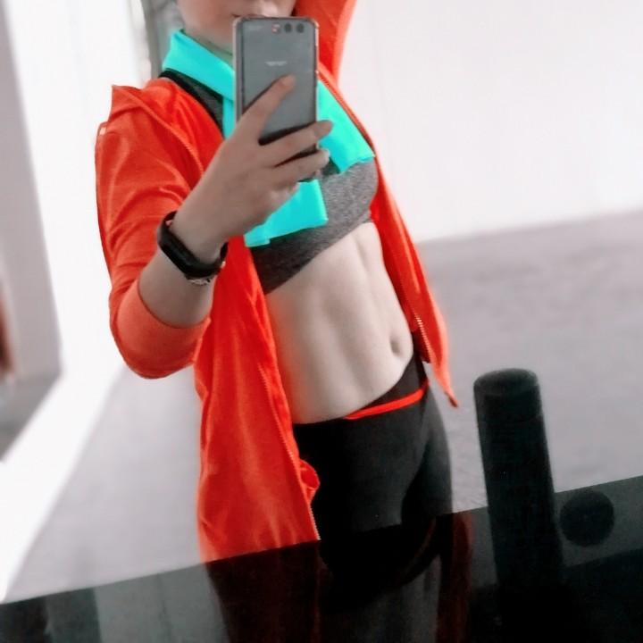 茜
