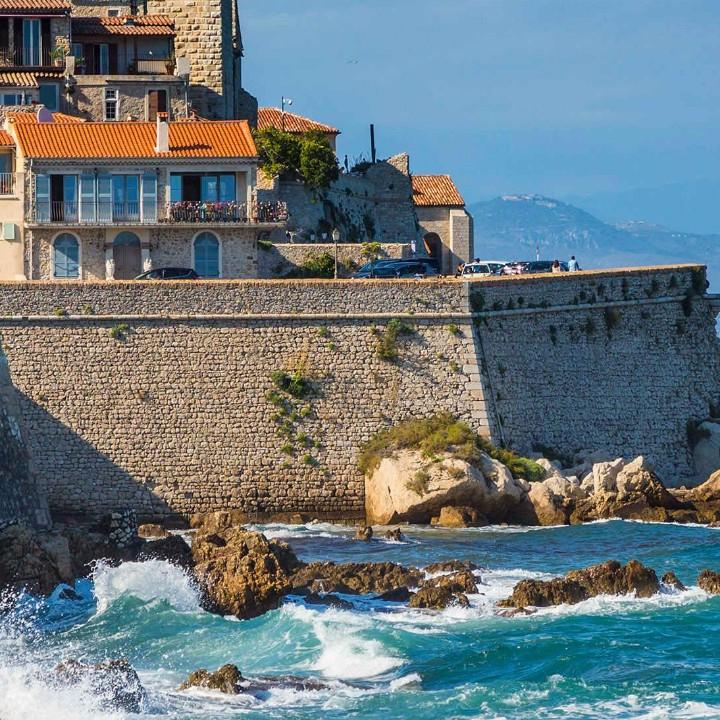 举杯邀月敬孤独