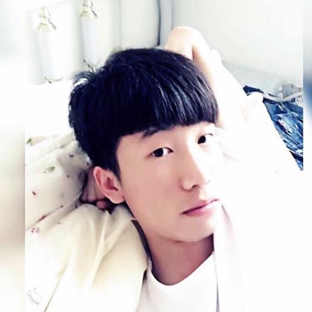 草丛蹲只猫