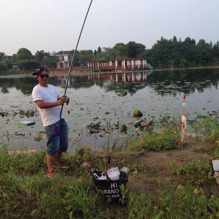 指间淡淡的烟草味