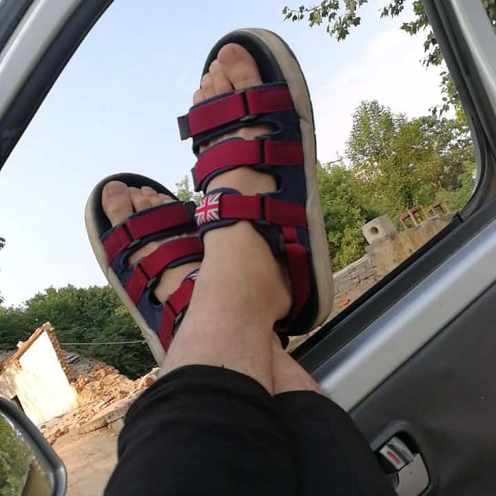 微风吹过。