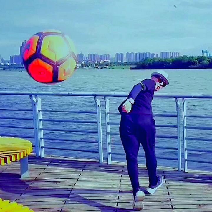 亮亮足球