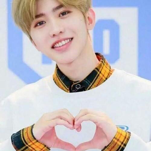 开心快乐小丫头