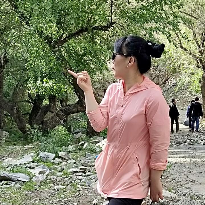 户外装备实体批发的小姐姐