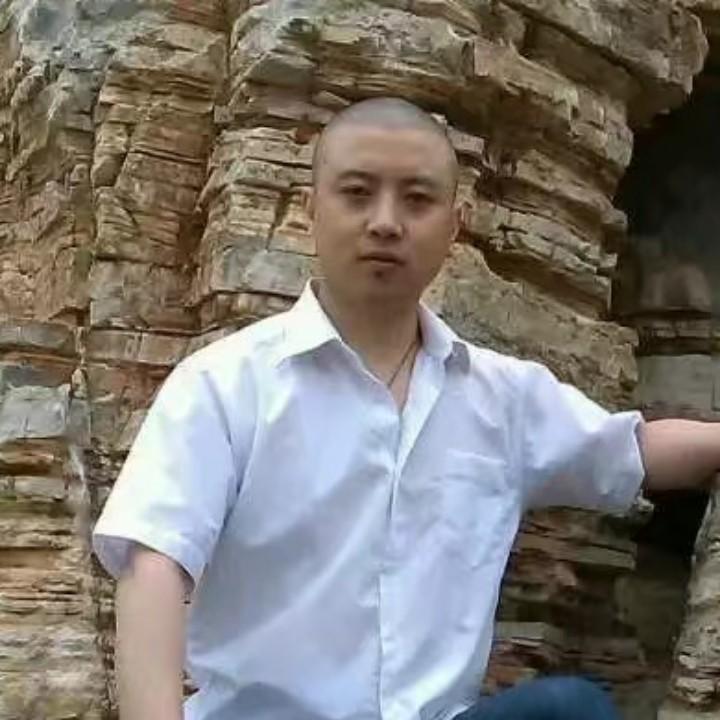 即使满头白发依旧光头