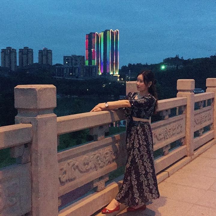 蓬安民间风情演艺团萍萍