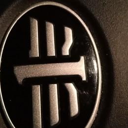 抱着方向盘跳舞