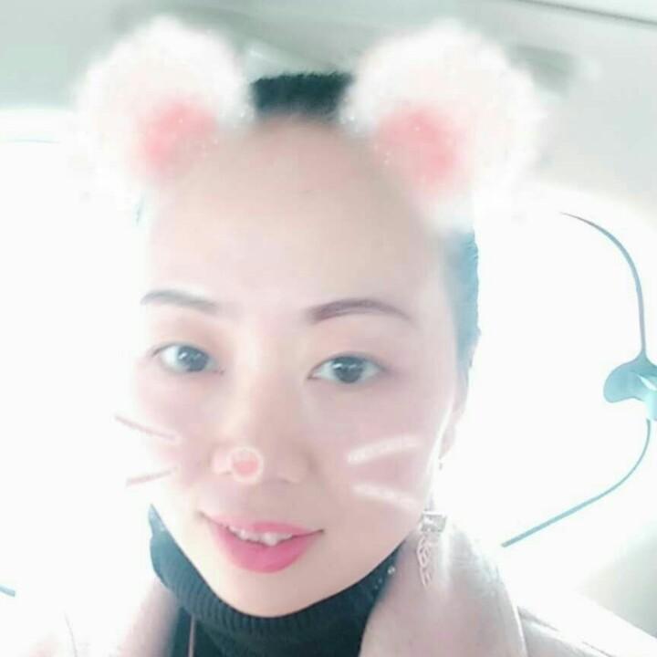 只穿大衣的小女人