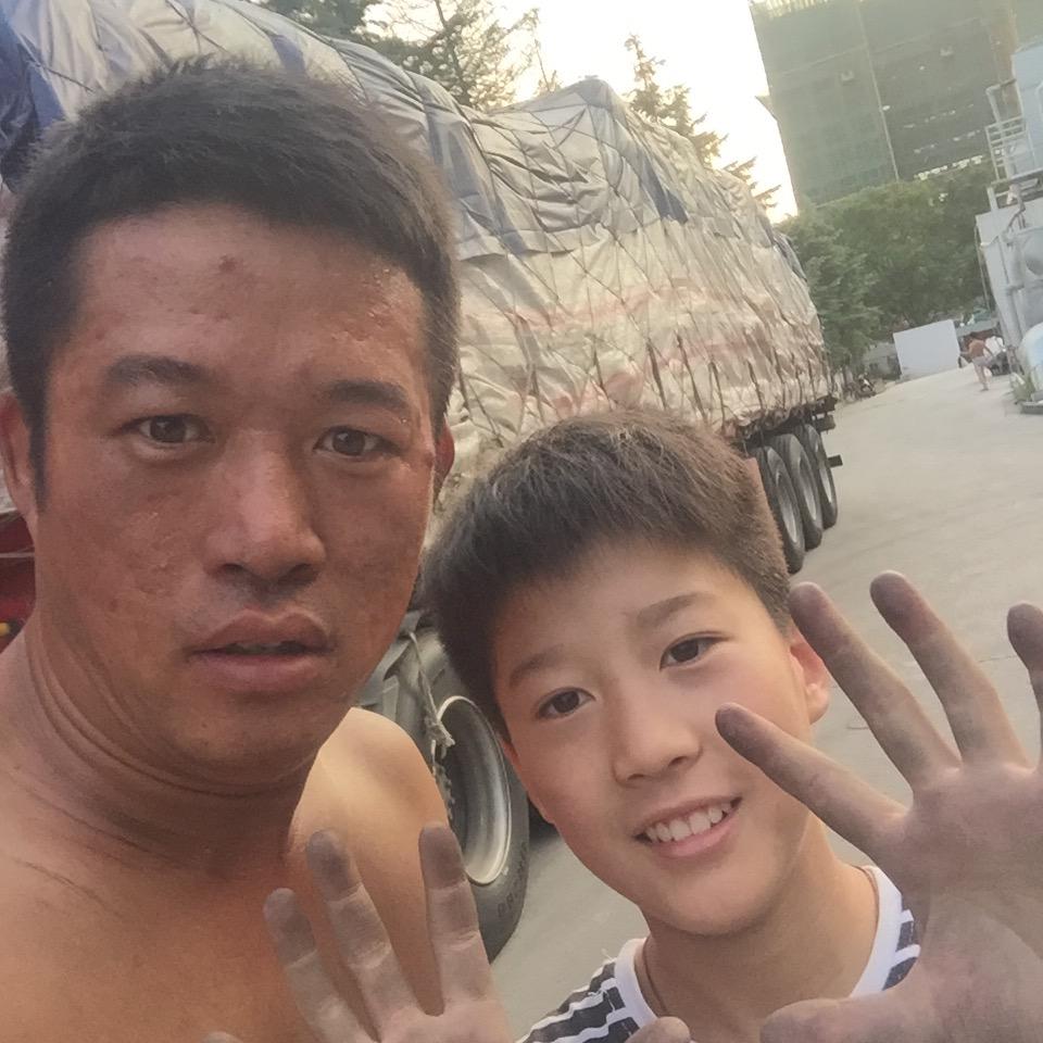 开卡车的亮哥！