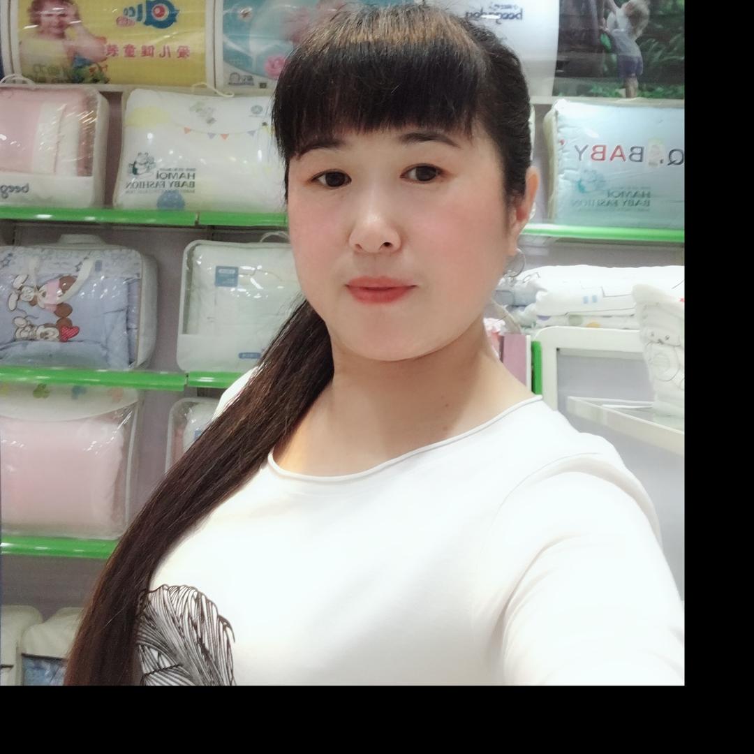 面带微笑C