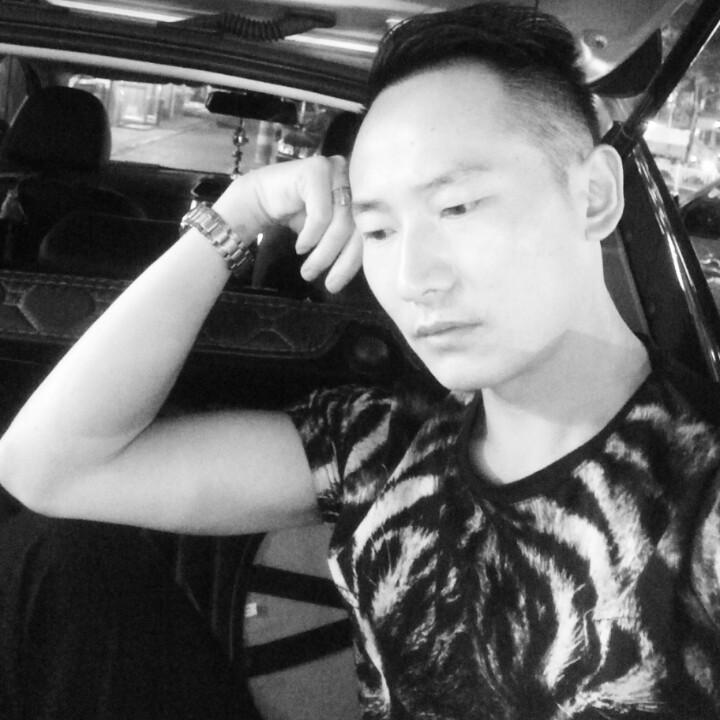 围墙里的男人