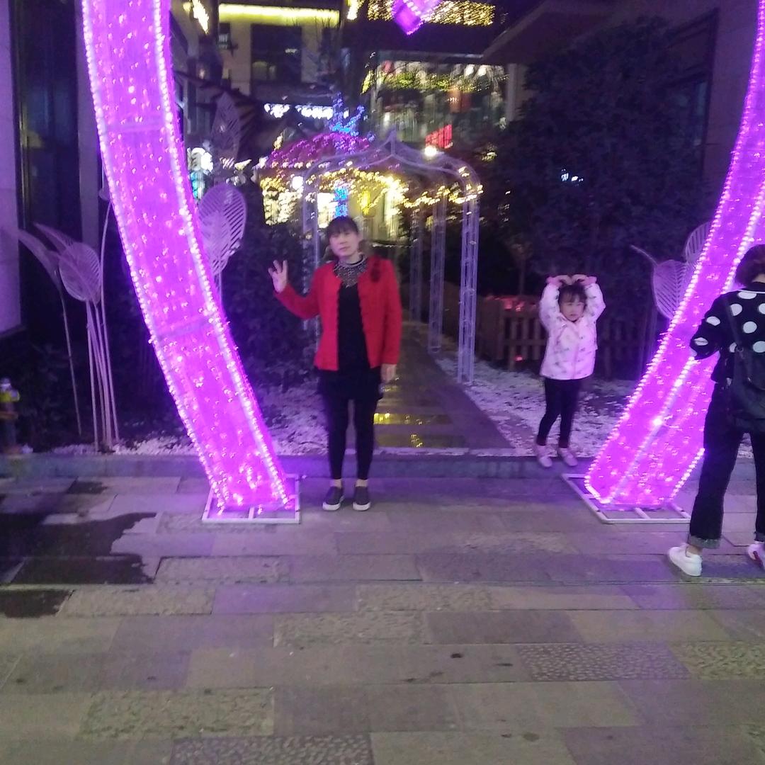 会唱歌和跳舞的大姐