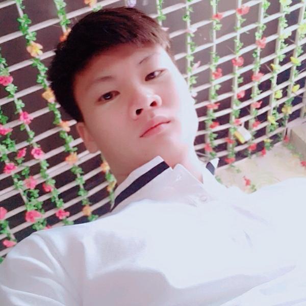 灯光下的💋男孩