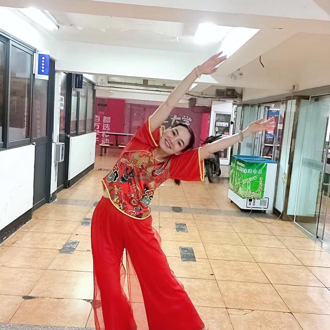 爱跳舞的老板娘