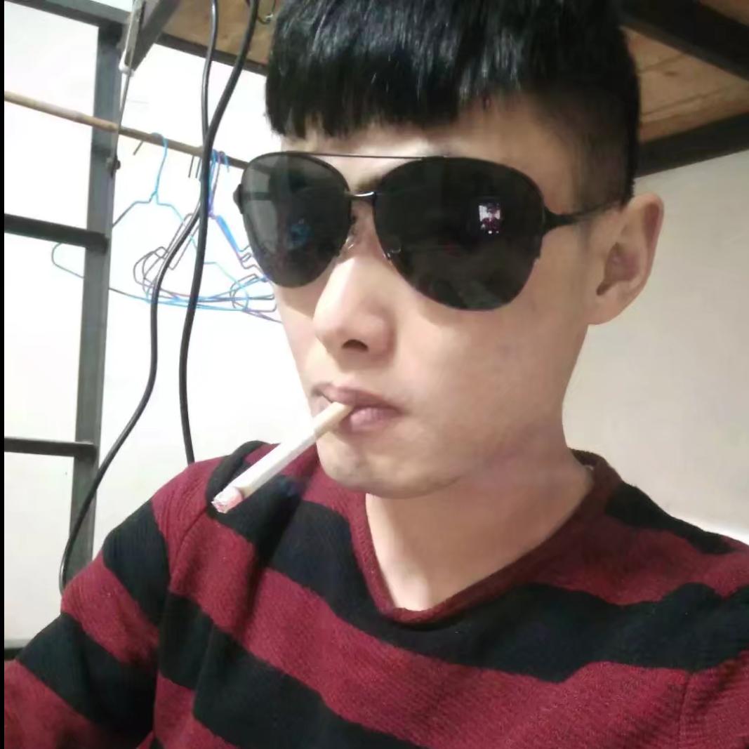 吸着烟徘徊街头