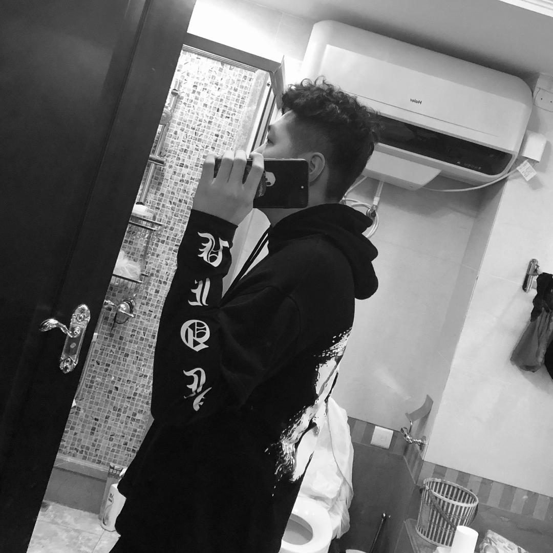 我叫符洋赫.
