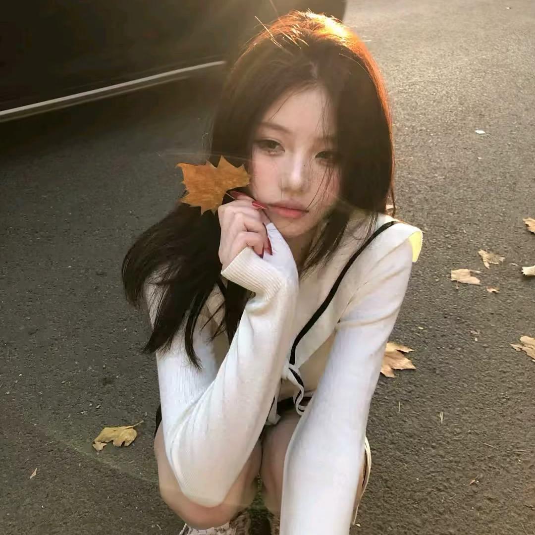 887^