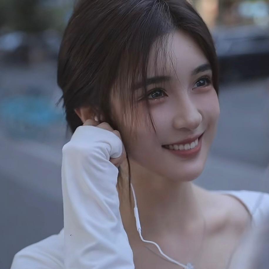 黄蓉爱看书