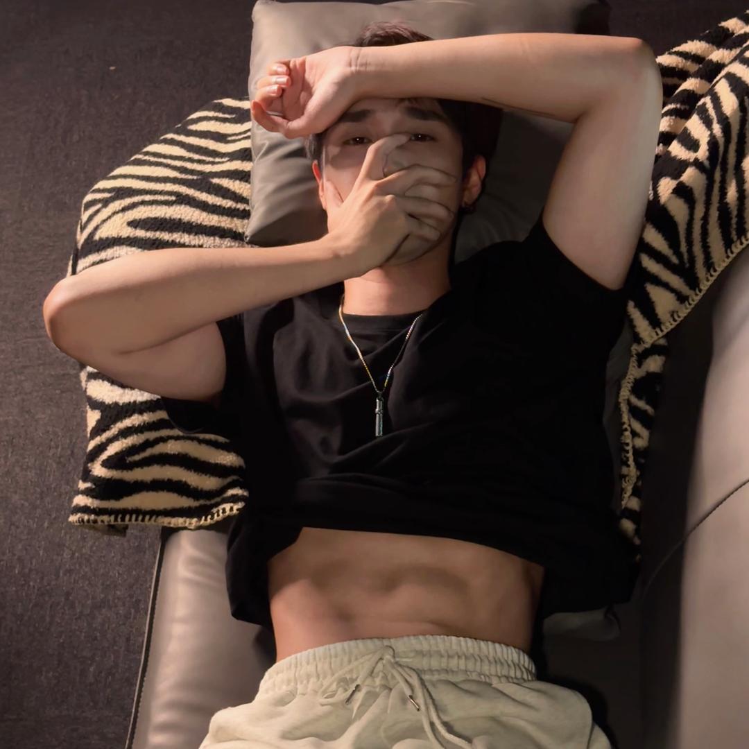 他有亿点呆呆的