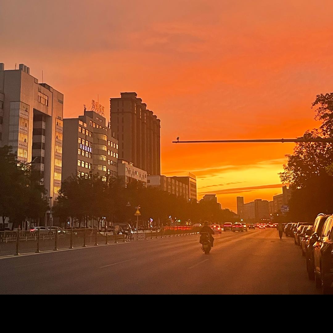夕阳的余晖染红了天空