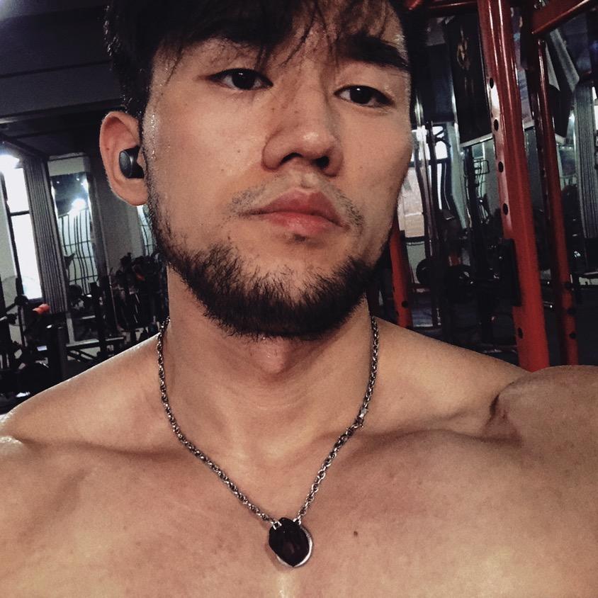 王清爱听歌。