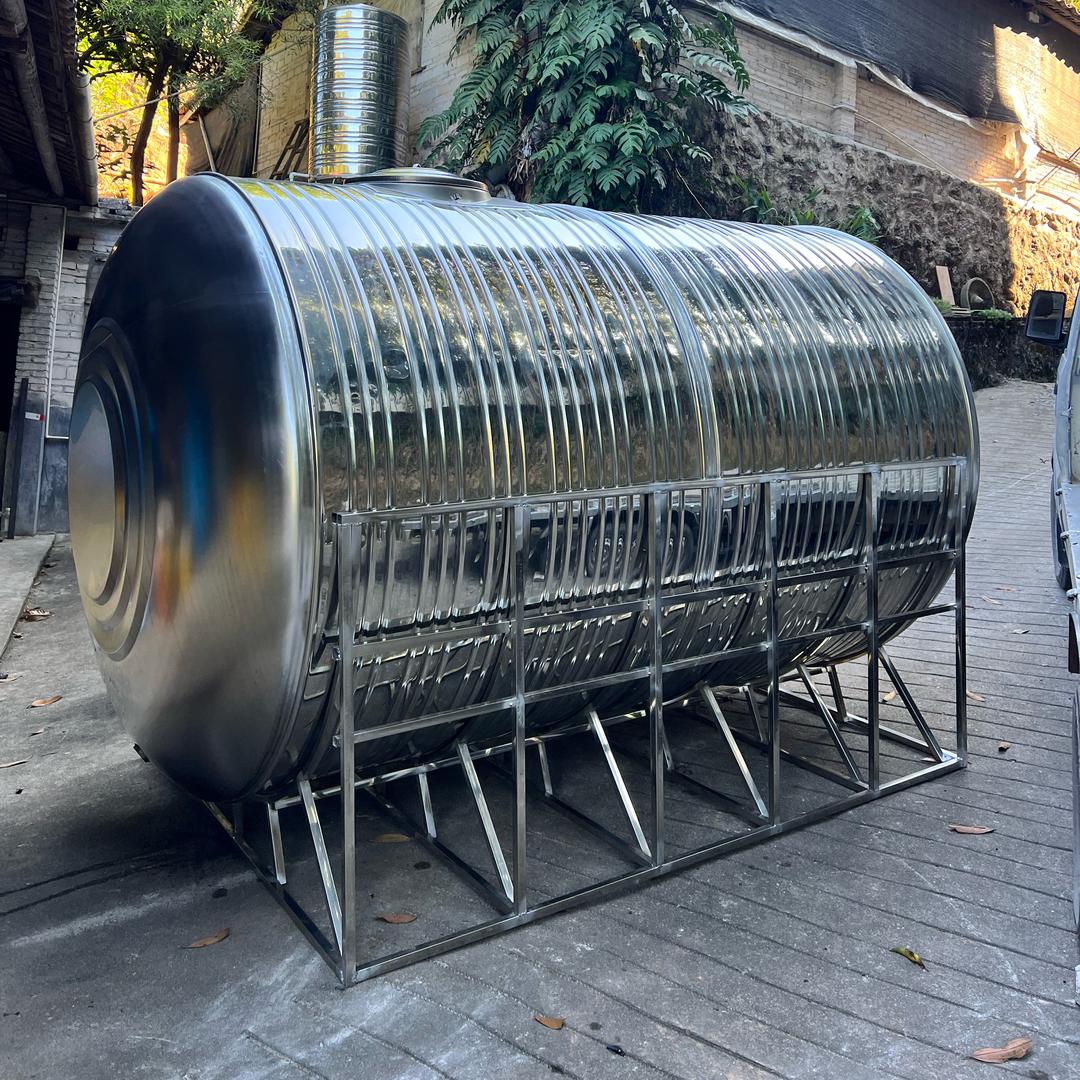 容县水塔 太阳能热水器厂家