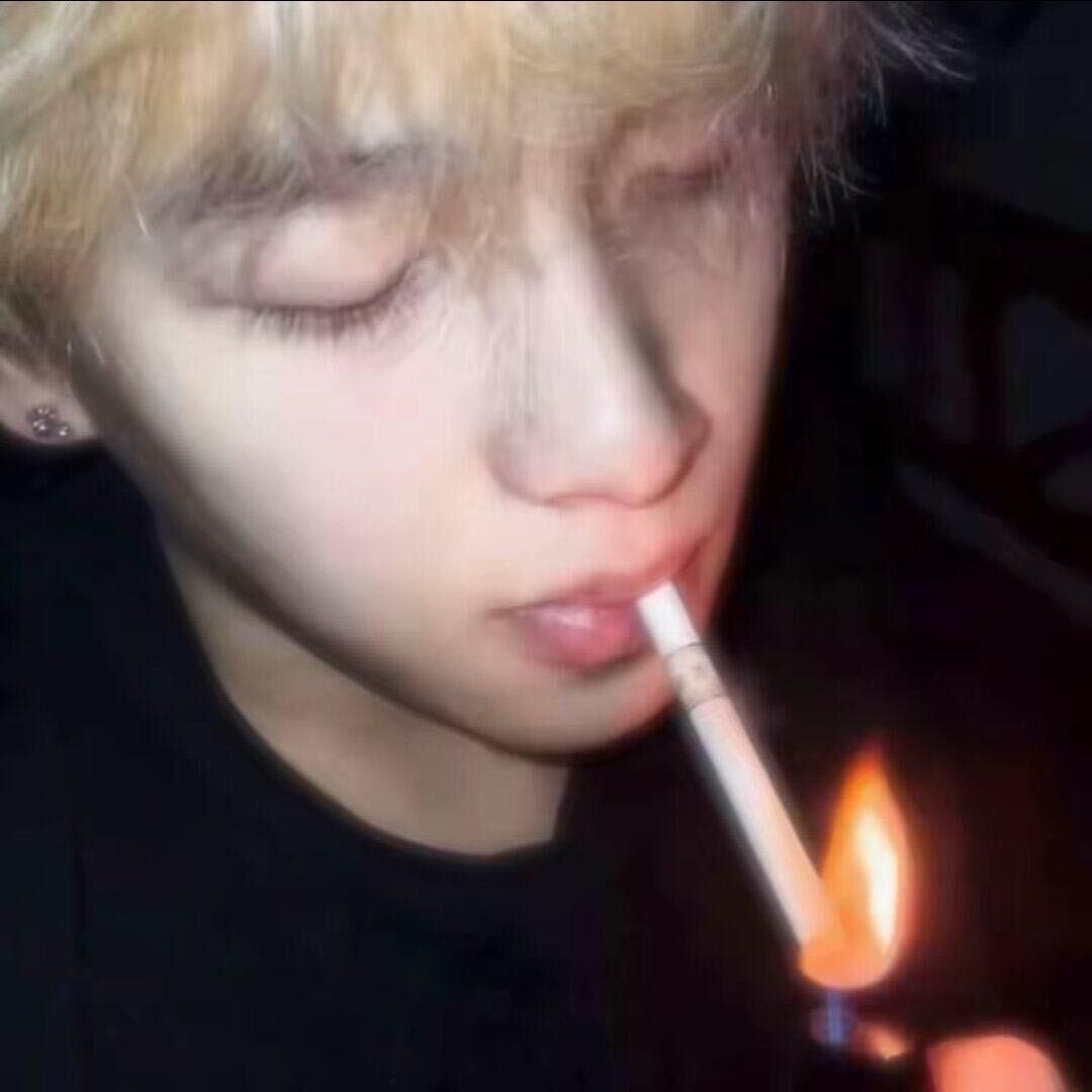 连告别都要双手插兜的男人