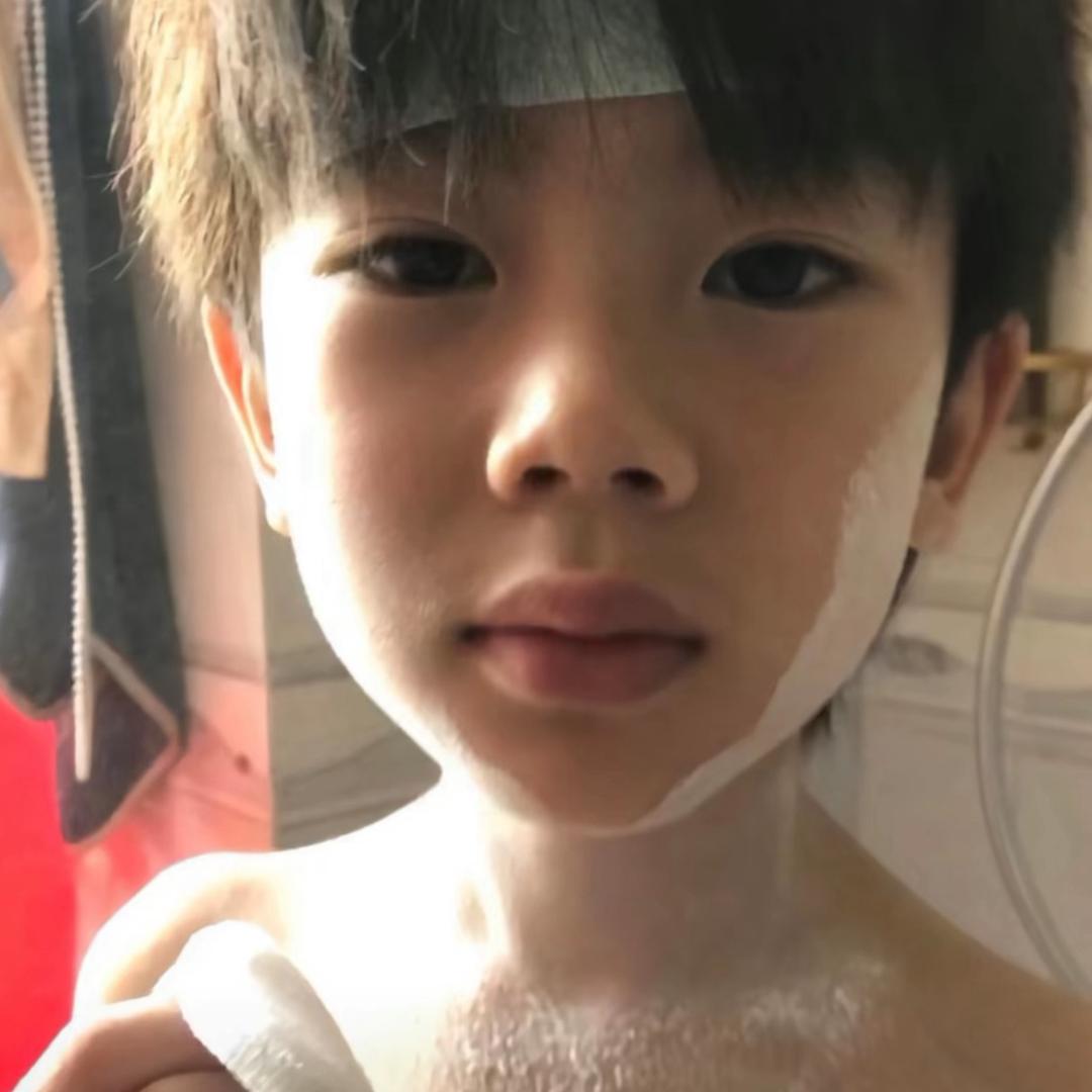 语︄