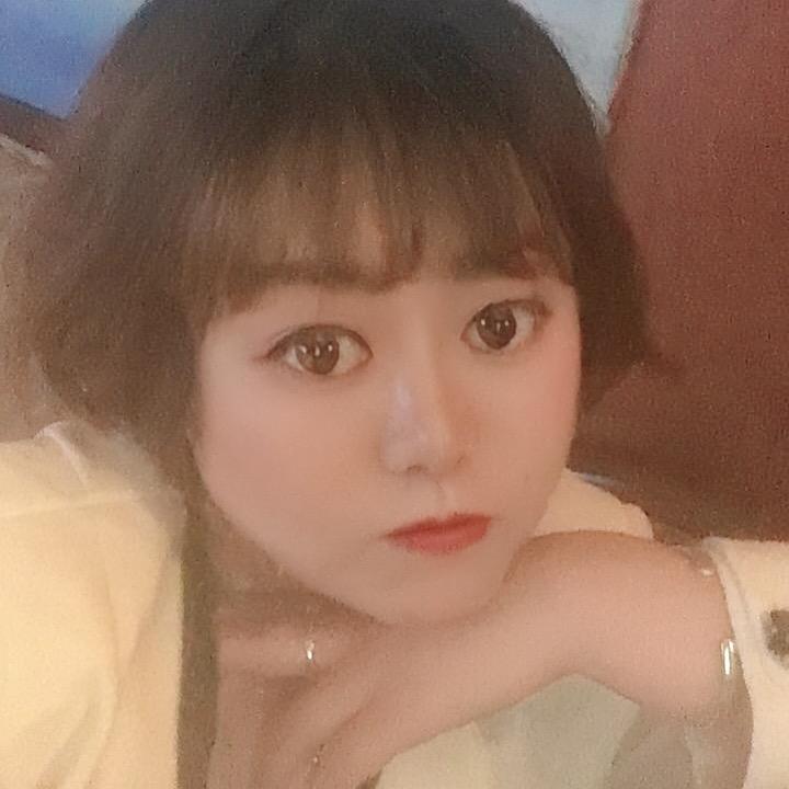 她剪了短发，与我了却牵挂