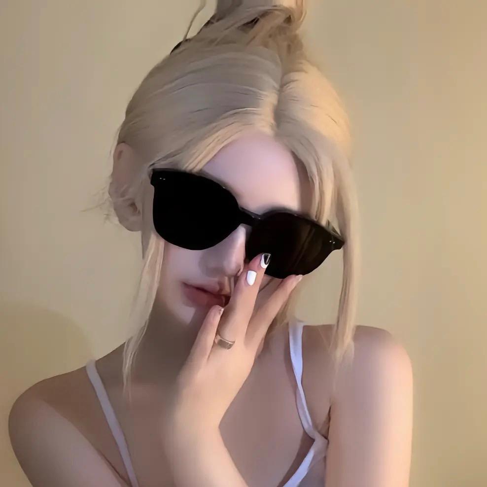 M·