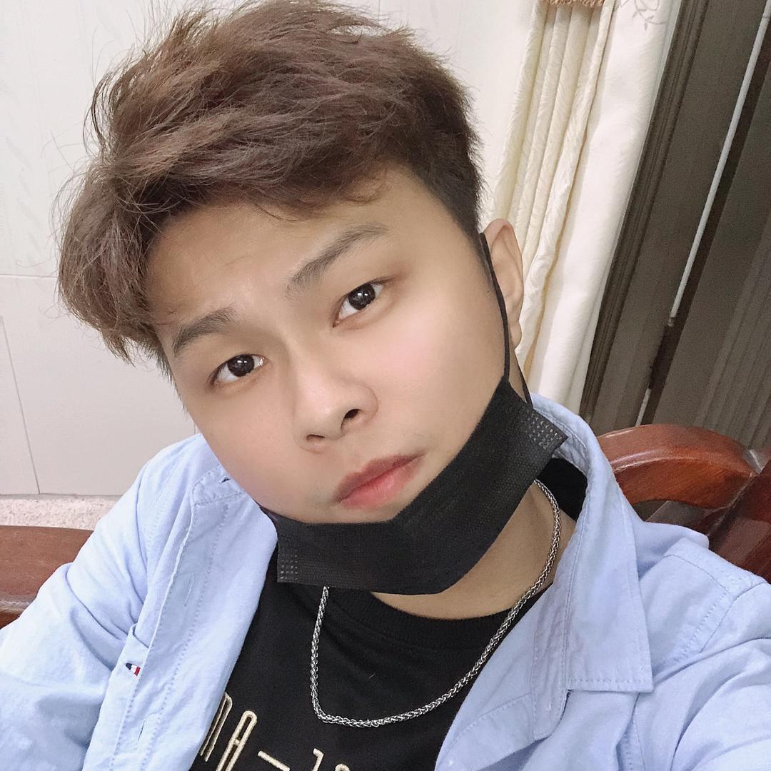 - 潮人^🦁️^凯哥（高价回收📱）