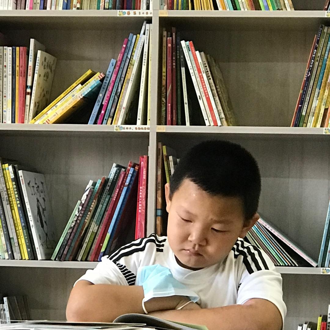 阿豪和妈妈阅读