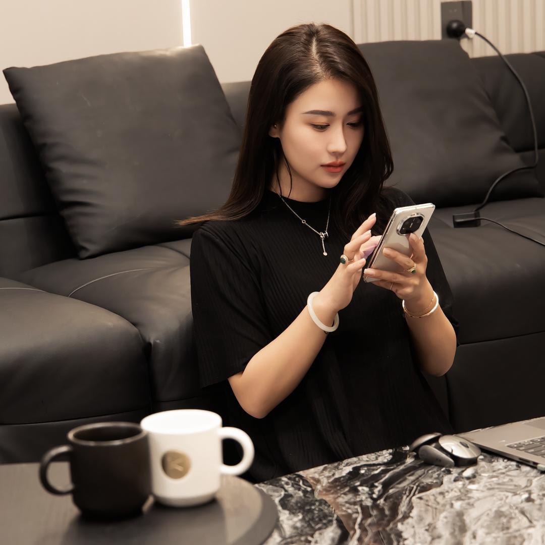 玩设计的笑了个笑