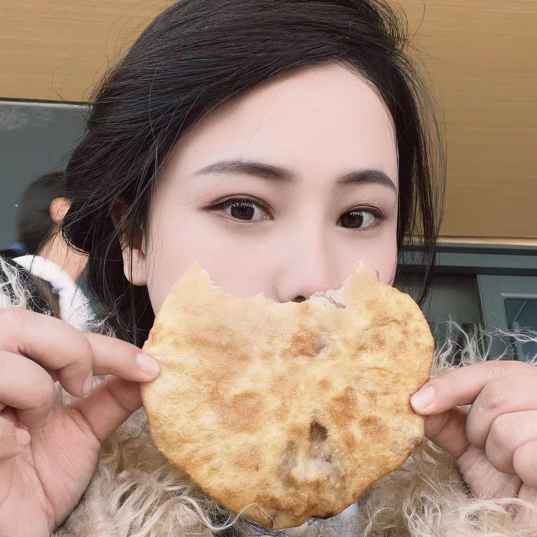 李菜菜吃饱饱