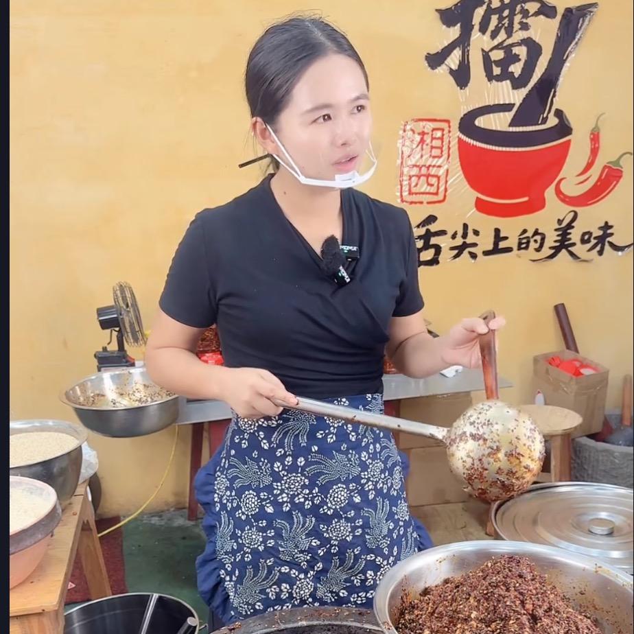 李发财擂辣椒