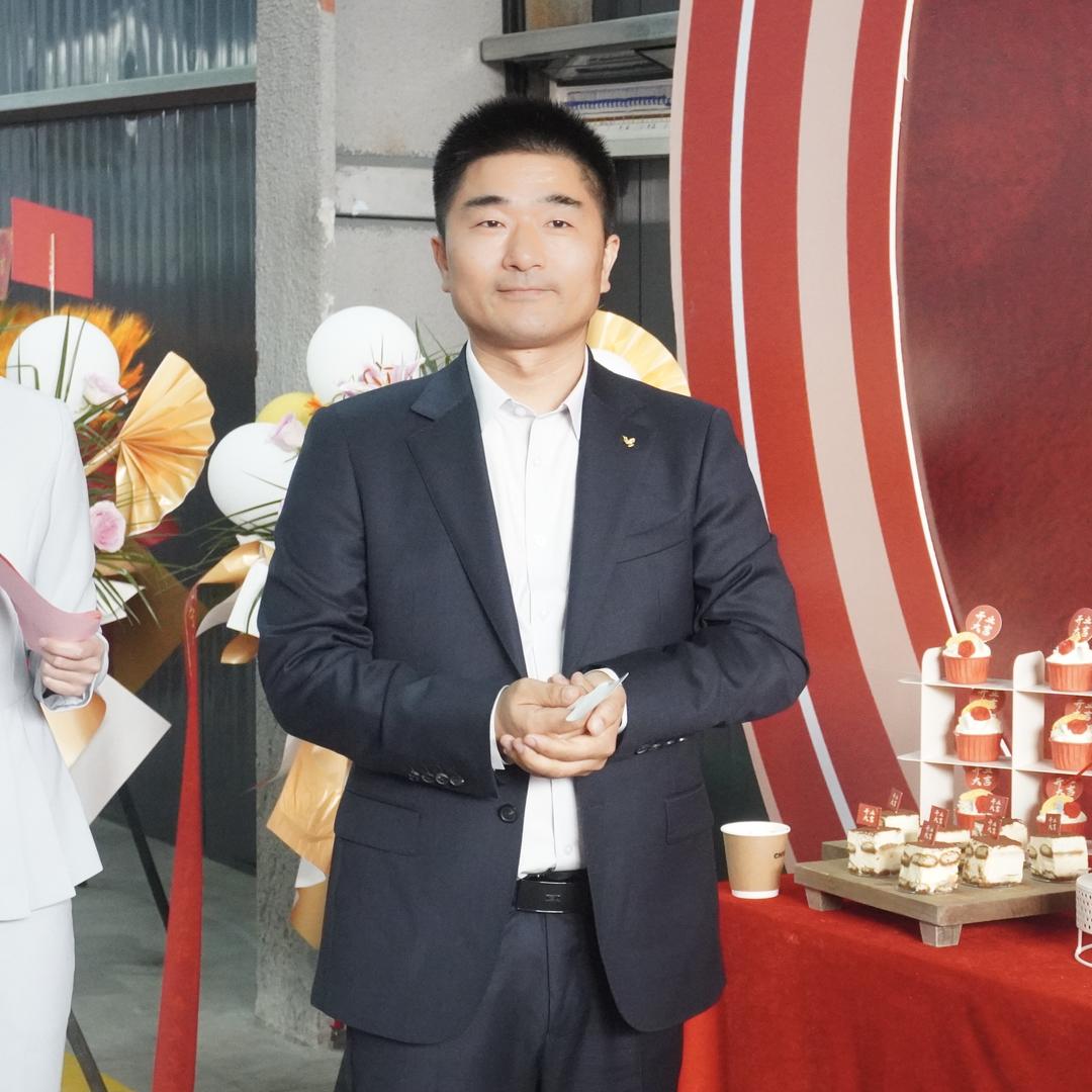 超一凡塑机老板-侯政举