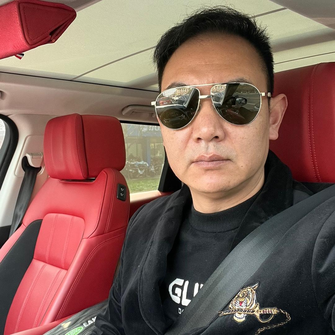 大叔丁小黑