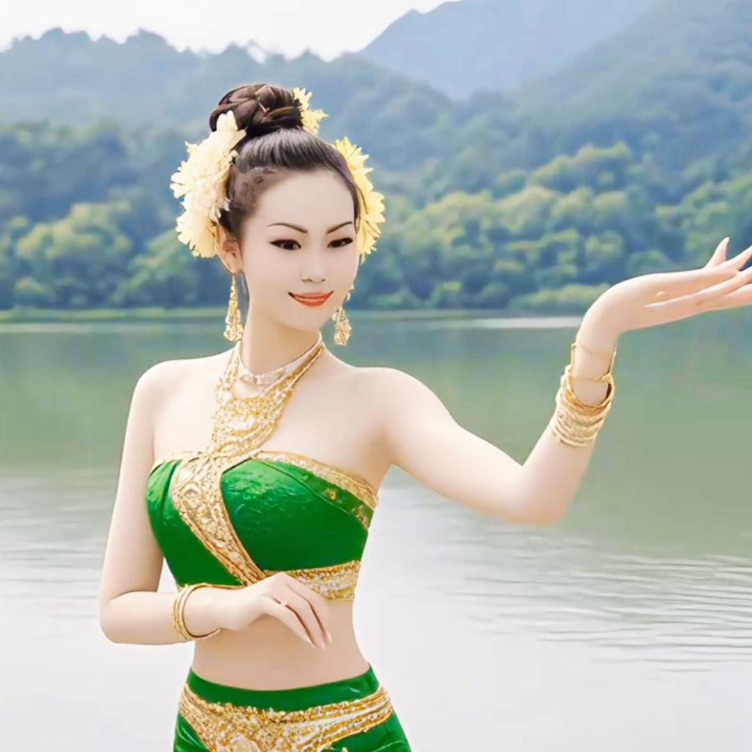 石缝里的大树