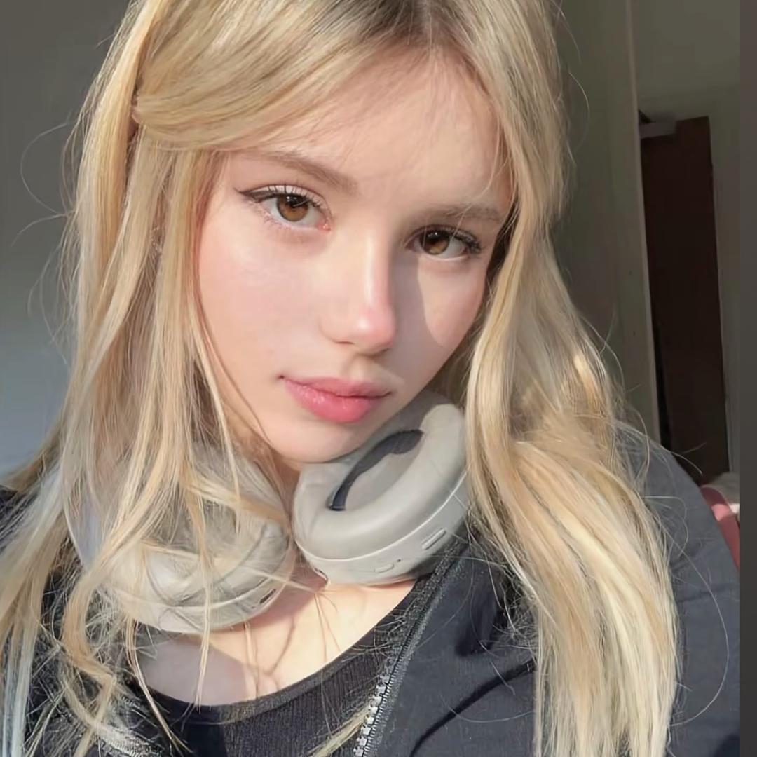 爱玩游戏的小女孩