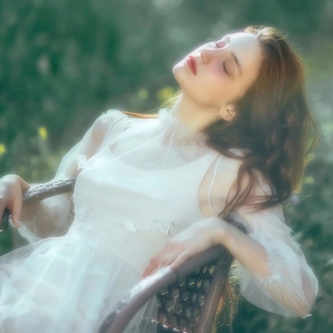 捧着诗集追公交，风偷念了半页笑点