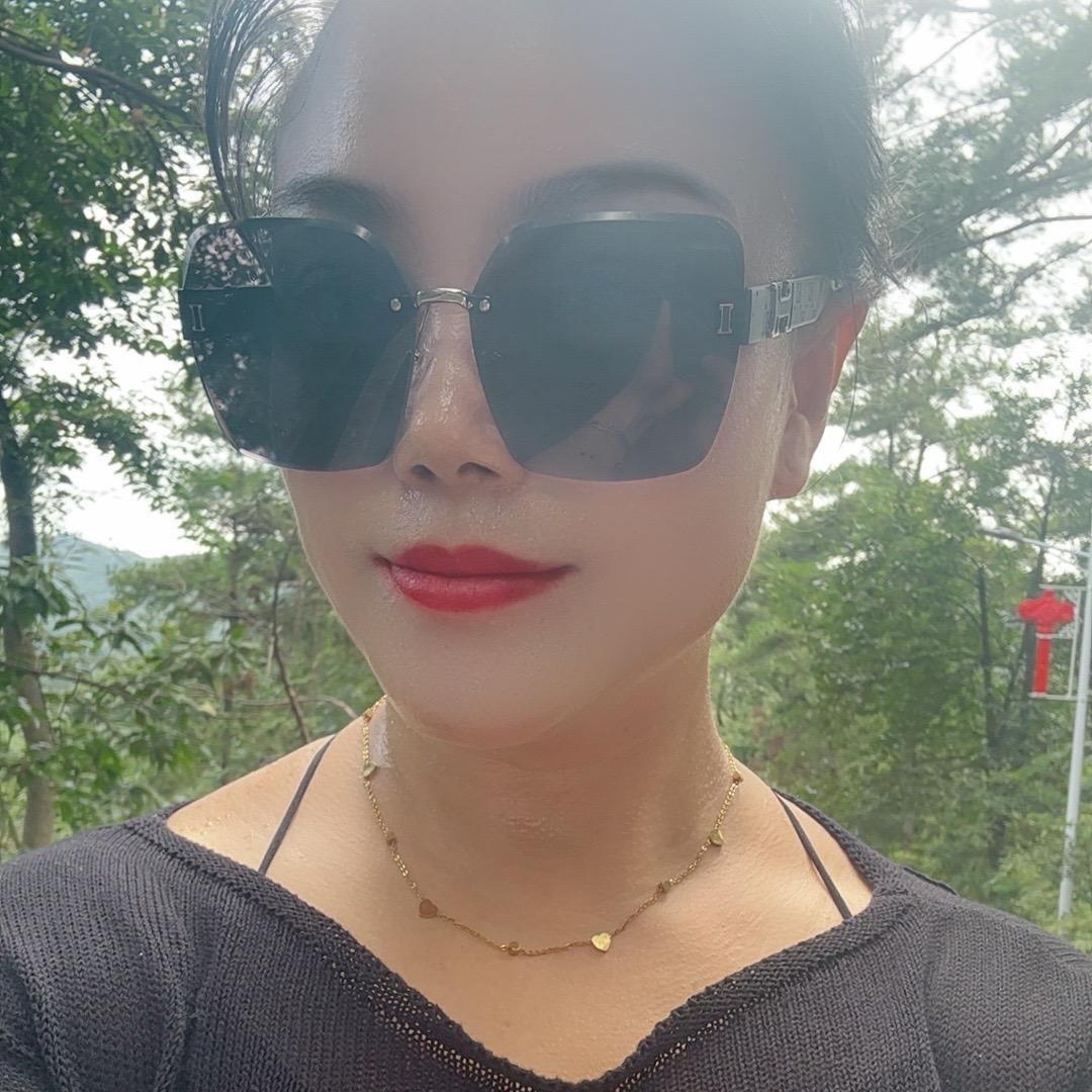 卖特产的小姐姐