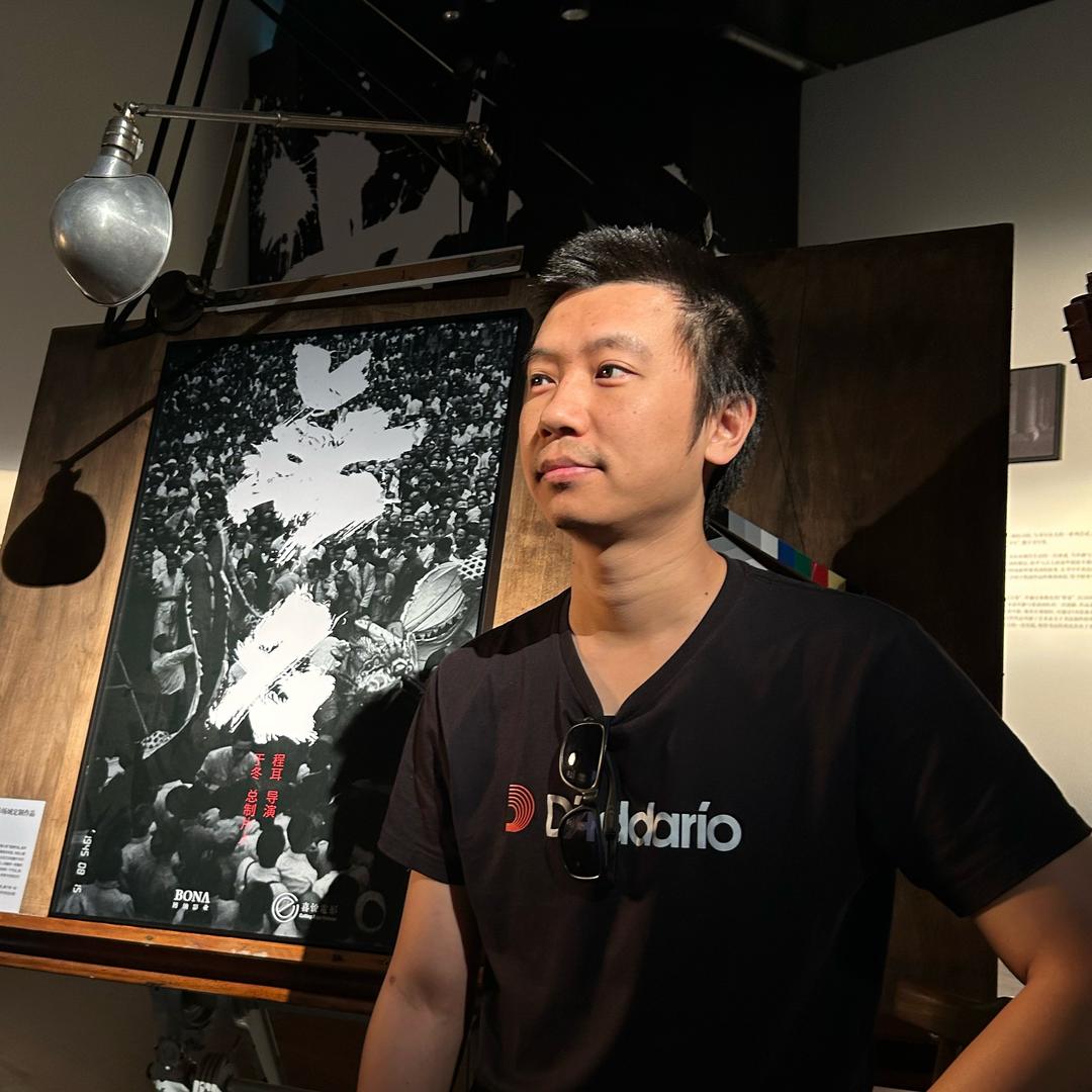 李易松弹吉他