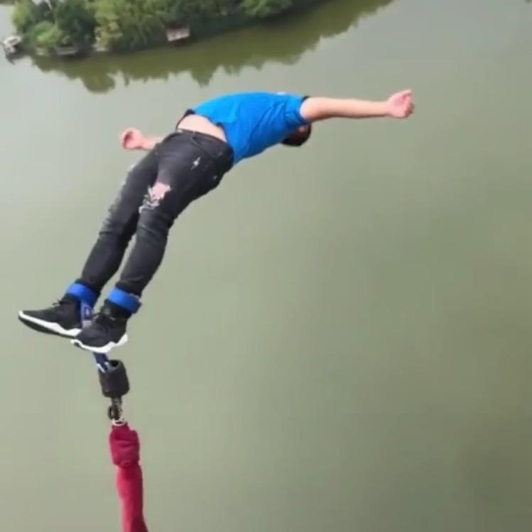 未央湖蹦极二哥