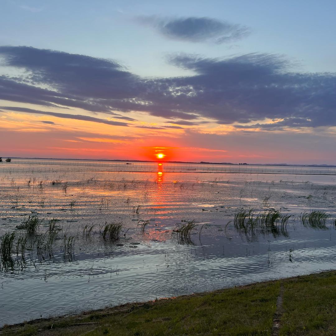 敲碎云层的寂静。